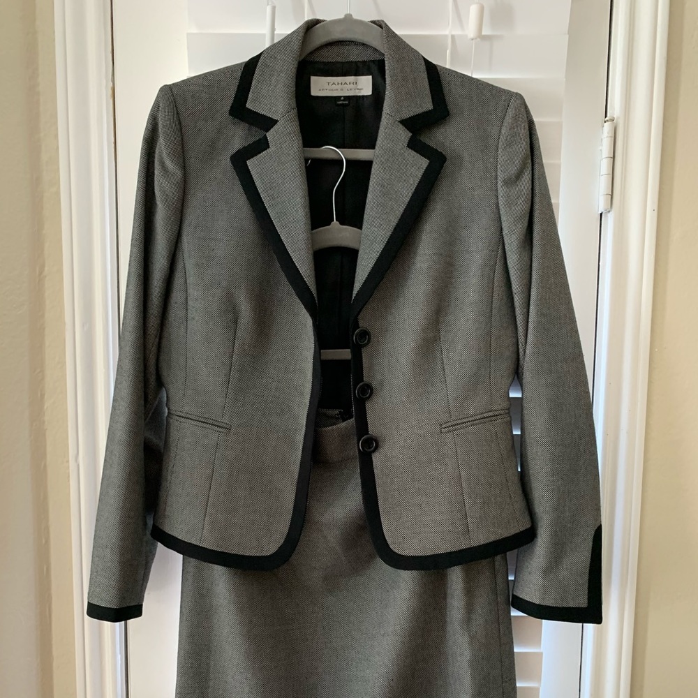 Tahari Women’s Skirt Suit Size 4